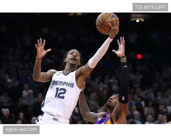 贾·莫兰特小区买菜提着布袋的画面，和球场上那个炸裂镜头像两个人