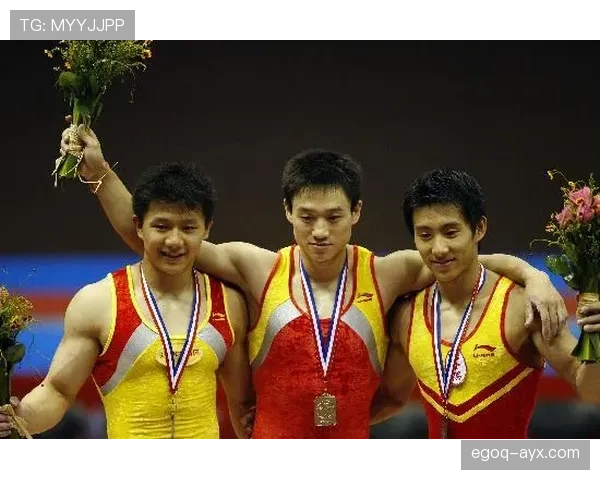 杨威领奖台上冷得像雕像，他家随手一拍比我这辈子存款还讲究，我服了